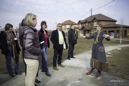  «Американ Дрим» - собрались гости: потенциальные покупатели вместе с Ксенией Собчак и жильцами поселка провели очередную встречу.