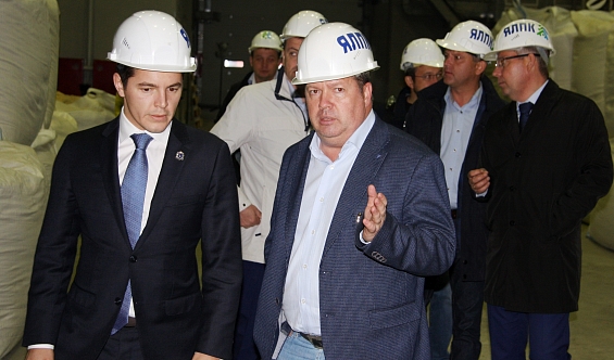 В ходе рабочей поездки в Пуровский район заместитель губернатора ЯНАО Дмитрий Артюхов посетил Ямальский лесопромышленный комплекс.
