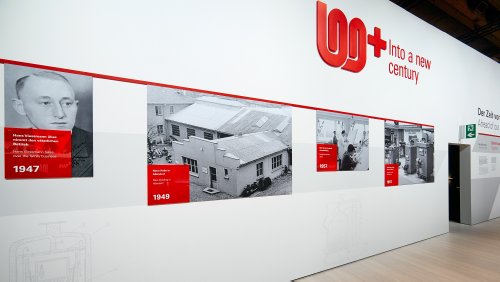 В галерее посетители ознакомились с информационными досками, фотографиями и историческими продуктами за 100-летнюю историю компании