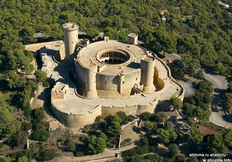 Этот замок знаменит своей круглой формой. 
