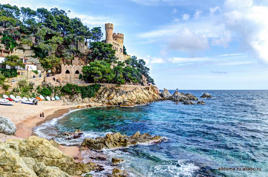  Миниатюрная крепость находится на скалах живописной бухты, и за несколько лет замок встал в ряд самых узнаваемых достопримечательностей города и всего побережья.