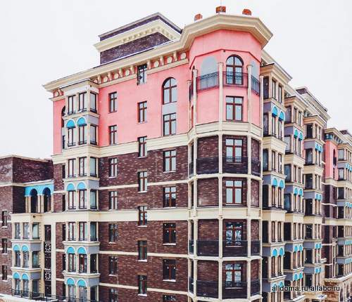 В Красногорском районе Подмосковья введен в эксплуатацию новый жилой дом в классическом стиле на 217 квартир! 
