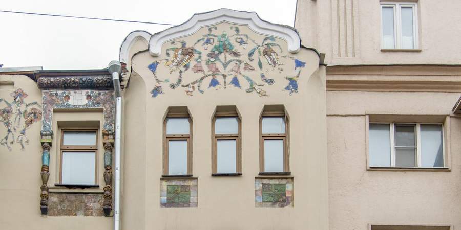 Это одна из самых оригинальных работ знаменитого зодчего Эрнста-Рихарда Нирнзее. Асимметричный фасад здания украшен керамическими изразцами, изготовленными на заводе Саввы Мамонтова.