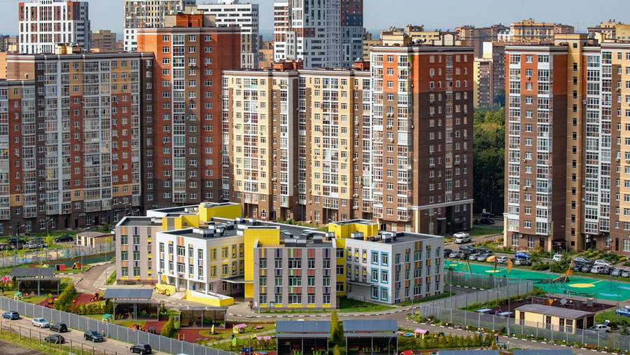 65% сделок на первичном рынке Новой Москвы заключают жители столицы. Причем все больше клиентов переезжают на присоединенные территории из-за возможностей, которые они предлагают жителям. 