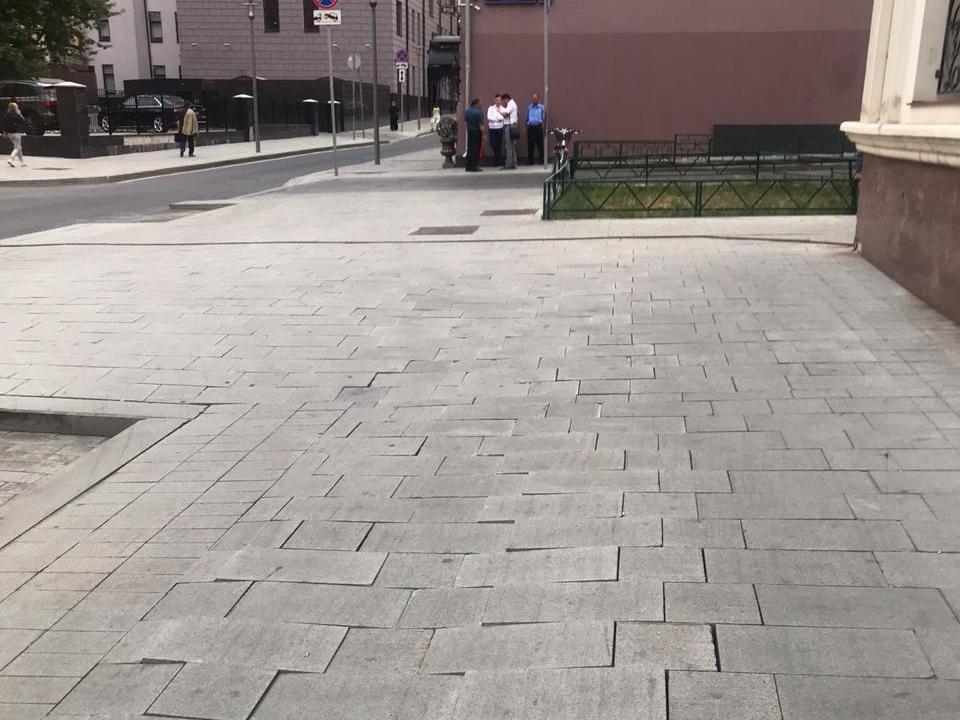 Плохо уложена тротуарная плитка в центре Москвы - замена!