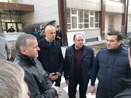 Министр стройкомплекса Подмосковья Владимир Локтев проверил ход работ по капремонту здания областной больницы в Подольске.