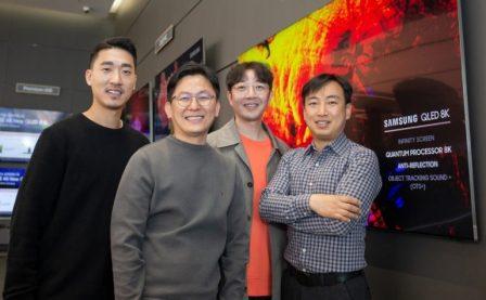 Джанг Хо Ким, Хен Чжун Че, Чже Вук Ю и Хоквон Питер Сонг из подразделения устройств визуального отображения в Samsung Electronics. Ким и Ю входят в команду продуктового дизайна, а Че и Сонг – в группу R & D механики.