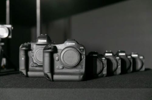 Canon представила зеркальную фотокамеру EOS R3!