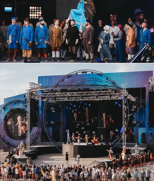 В год 350-летия со дня рождения Петра I на главной сцене фестиваля «Таврида.АРТ» реконструкторы совместно с актерами уличного театра «Барокко» представили постановку «Ассамблея Петра» 