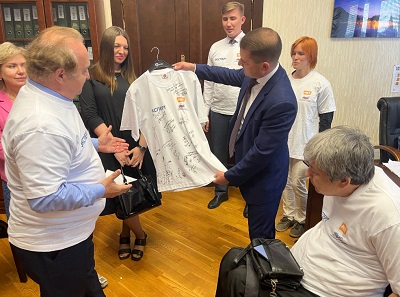 Автотуристы вручили депутату Госдумы Ярославу Нилову футболку с автографами ведущих российских экспертов и известных парапутешественников.