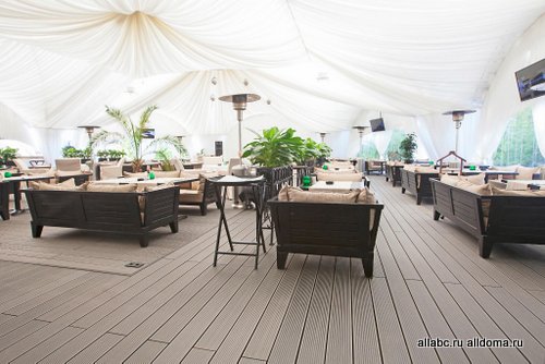Летняя терраса  создана компанией «Террадек» в знаменитом ресторане «Паризьен» с применением бельгийской доски «Twinson».