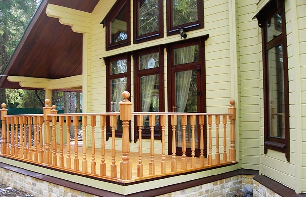 Компания «Клёст» осуществляет производство деревянных оконных блоков из клееного бруса хвойных пород древесины со стеклопакетами