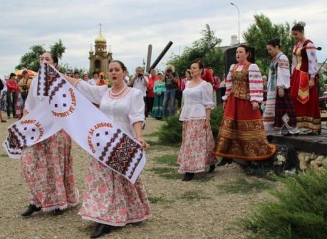 Анапа - место для обычной жизни. Как и во всех регионах России, в регионе  прошел летом  фестиваль семейных пар «Древо жизни», посвященный Дню семьи, любви и верности.