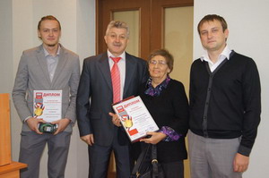 Награждение победителя Конкурса проводили совместно ректор Университета Рашит Низамов и руководитель Учебного центра г. Казани Василий Новокшонов.